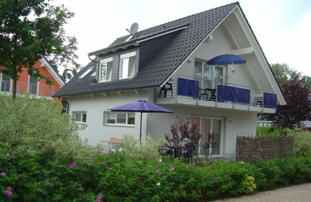 moderne Ferienwohnung im Obergeschoss mit Balkon