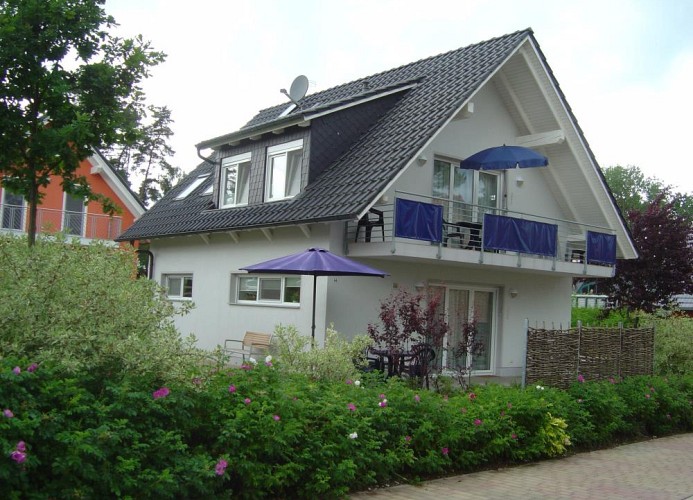 moderne Ferienwohnung im Obergeschoss mit Balkon